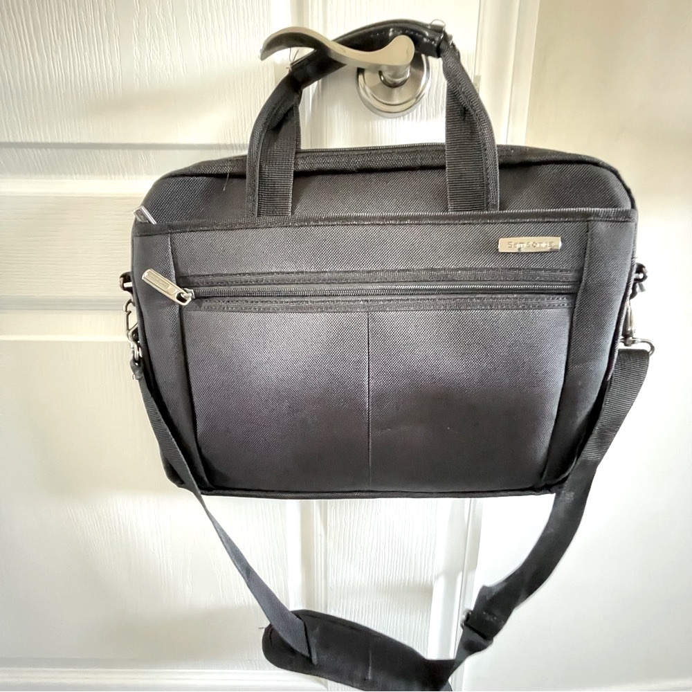 💻 💼 Up to 16” Samsonite laptop bag